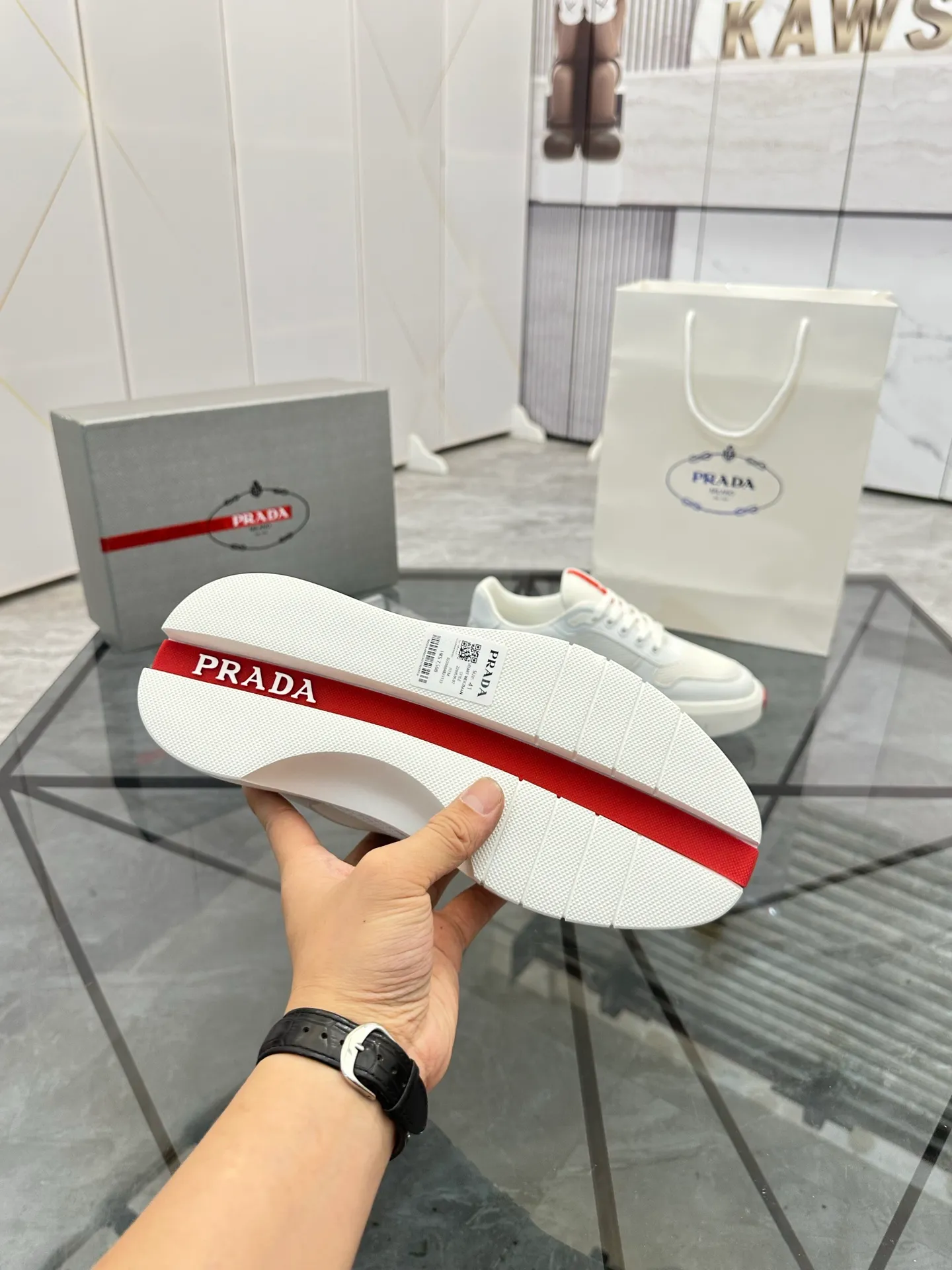 Men's shoes: 💰P620¥ High-end top quality Product trademark: Prada *"Prada*" low-top casual shoes Regular size: 38-45 (can be customized to 46) Product materials: imported first-layer cowhide leather on the upper spliced ​​with original fabric, breathable lining, cowhide foot pads, original ultra-light foam outsole. No.: 001